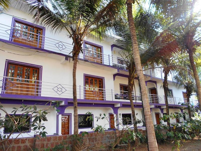 Oyo 13311 The White Feather Hotel มานเดรม ภายนอก รูปภาพ