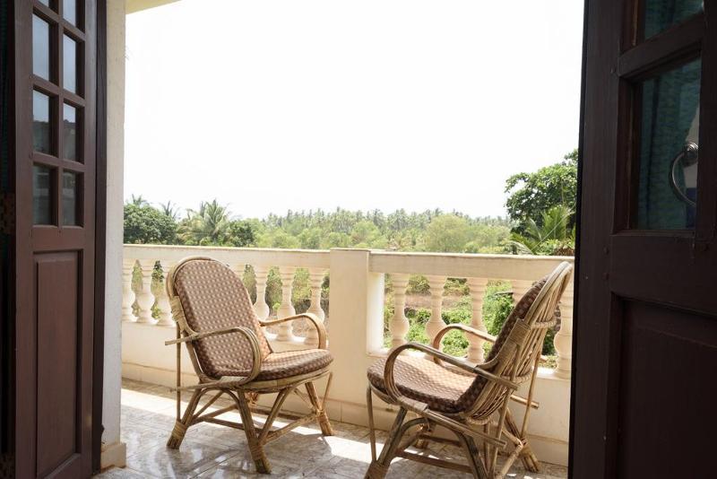 Oyo 13311 The White Feather Hotel มานเดรม ภายนอก รูปภาพ